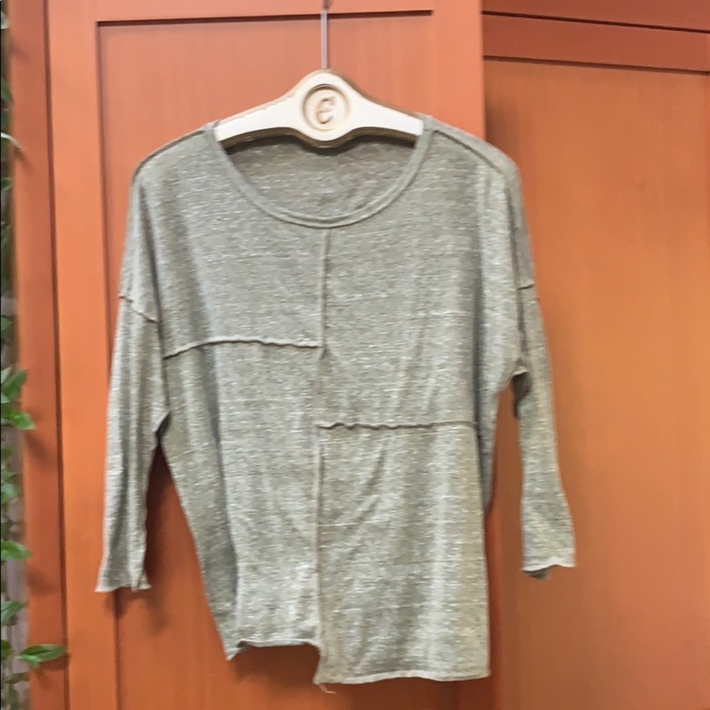 Beautiful heathered ivy green light weight blouse